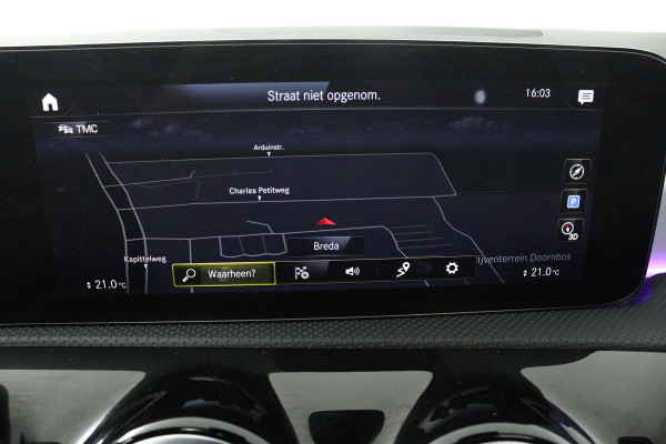 Mercedes-Benz A-Klasse 180 Business Solution AMG (PANORAMADAK, TREKHAAK AFNEEMBAAR, STOELVERWARMING, SFEERVERLICHTING, CAMERA)