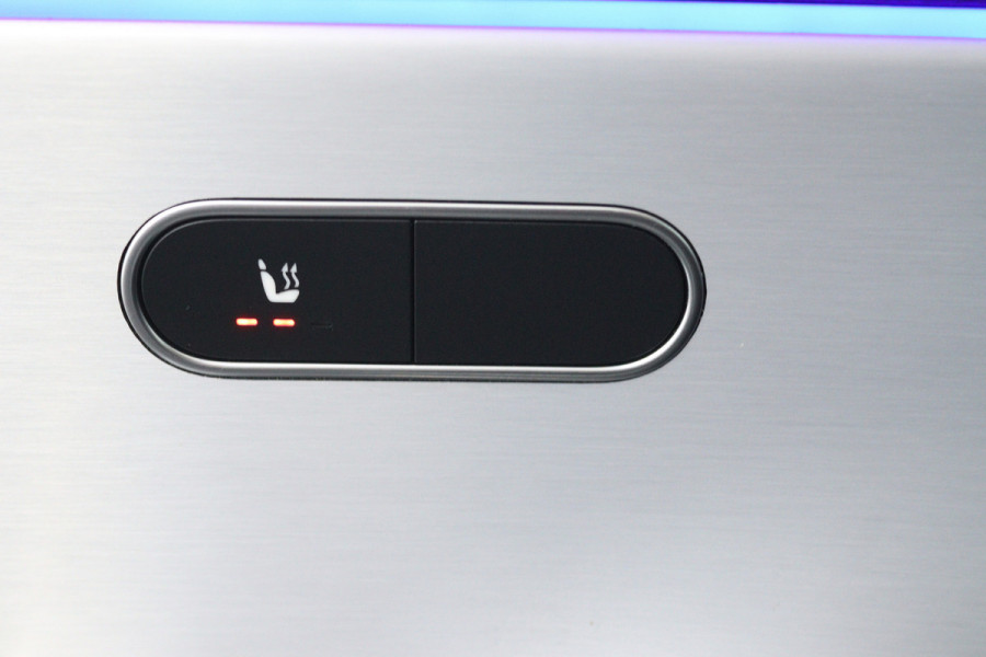 Mercedes-Benz A-Klasse 180 Business Solution AMG (PANORAMADAK, TREKHAAK AFNEEMBAAR, STOELVERWARMING, SFEERVERLICHTING, CAMERA)