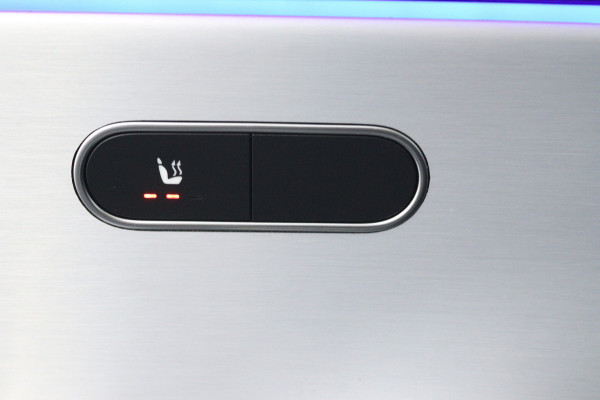 Mercedes-Benz A-Klasse 180 Business Solution AMG (PANORAMADAK, TREKHAAK AFNEEMBAAR, STOELVERWARMING, SFEERVERLICHTING, CAMERA)