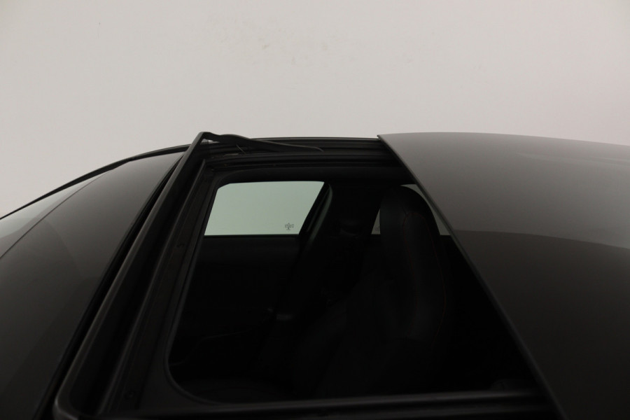 Mercedes-Benz A-Klasse 180 Business Solution AMG (PANORAMADAK, TREKHAAK AFNEEMBAAR, STOELVERWARMING, SFEERVERLICHTING, CAMERA)