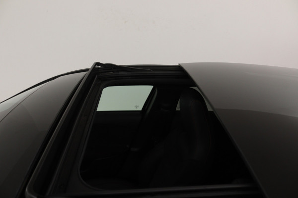 Mercedes-Benz A-Klasse 180 Business Solution AMG (PANORAMADAK, TREKHAAK AFNEEMBAAR, STOELVERWARMING, SFEERVERLICHTING, CAMERA)