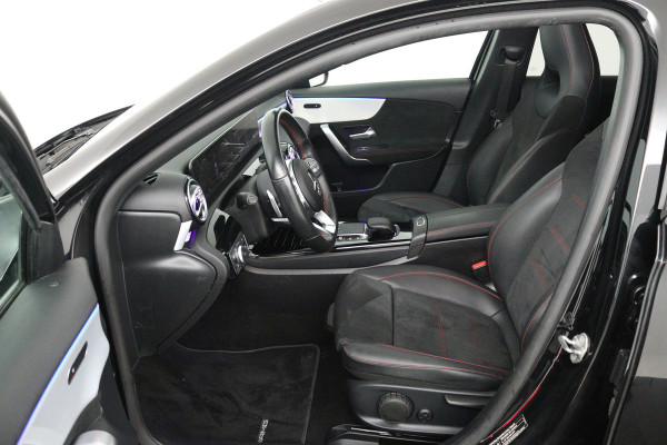 Mercedes-Benz A-Klasse 180 Business Solution AMG (PANORAMADAK, TREKHAAK AFNEEMBAAR, STOELVERWARMING, SFEERVERLICHTING, CAMERA)