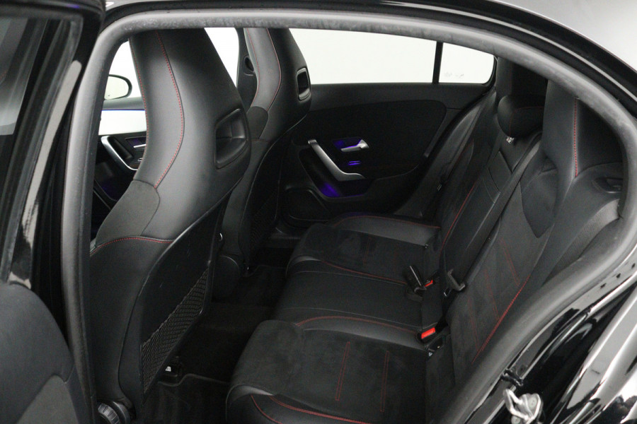 Mercedes-Benz A-Klasse 180 Business Solution AMG (PANORAMADAK, TREKHAAK AFNEEMBAAR, STOELVERWARMING, SFEERVERLICHTING, CAMERA)
