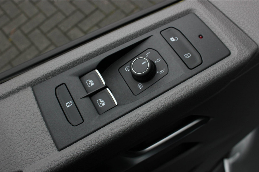 Volkswagen Transporter 2.0 TDI L2H1 150PK NEW LAGE BIJTELLING BULLI / LEDEREN BEKLEDING / DUBBEL CABINE / NAVIGATIE / ACTIVE