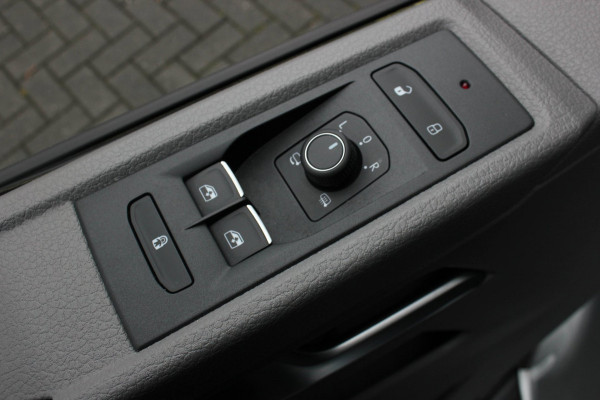 Volkswagen Transporter 2.0 TDI L2H1 150PK NEW LAGE BIJTELLING BULLI / LEDEREN BEKLEDING / DUBBEL CABINE / NAVIGATIE / ACTIVE