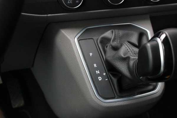 Volkswagen Transporter 2.0 TDI L2H1 150PK NEW LAGE BIJTELLING BULLI / LEDEREN BEKLEDING / DUBBEL CABINE / NAVIGATIE / ACTIVE