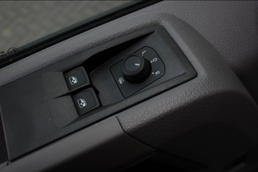 Volkswagen Crafter 2.0 TDI L3H3 Highline LED / XENON / APPLE CARPLAY / NAVIGATIE / DSG / FULL BLACK / 140PK / AUTOMAAT / 3-ZITS