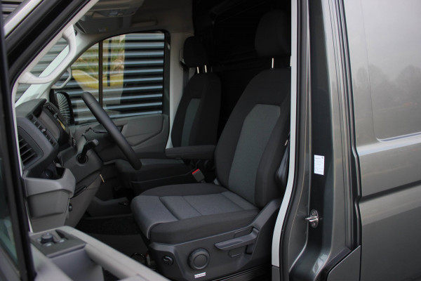 Volkswagen Crafter 2.0 TDI L3H3 Highline LED / XENON / APPLE CARPLAY / NAVIGATIE / DSG / FULL BLACK / 140PK / AUTOMAAT / 3-ZITS