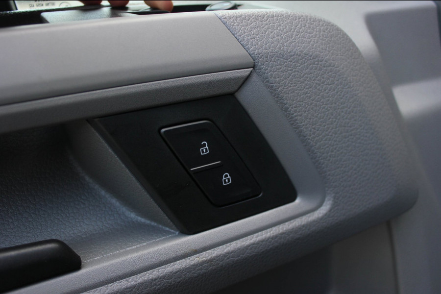 Volkswagen Crafter 2.0 TDI L3H3 Highline LED / XENON / APPLE CARPLAY / NAVIGATIE / DSG / FULL BLACK / 140PK / AUTOMAAT / 3-ZITS