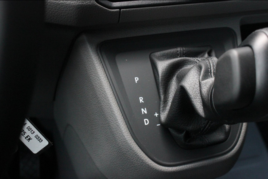 Volkswagen Crafter 2.0 TDI L3H3 Highline LED / XENON / APPLE CARPLAY / NAVIGATIE / DSG / FULL BLACK / 140PK / AUTOMAAT / 3-ZITS