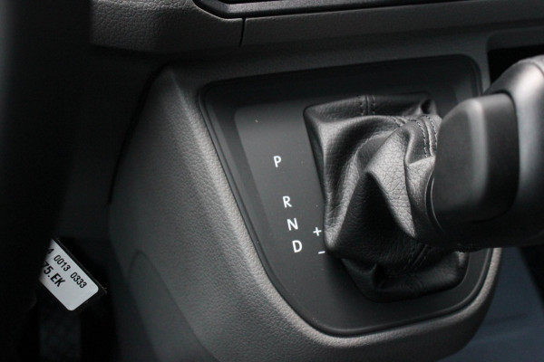 Volkswagen Crafter 2.0 TDI L3H3 Highline LED / XENON / APPLE CARPLAY / NAVIGATIE / DSG / FULL BLACK / 140PK / AUTOMAAT / 3-ZITS