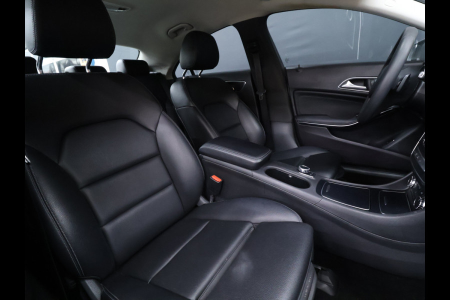Mercedes-Benz CLA-Klasse 180 AMG [APPLE CARPLAY, AMG VELG, LEDER INTERIEUR, CRUISE CONTROL, AUTOMATISCH DIMLICHT, SCHAKELFLIPPERS, NIEUWSTAAT]