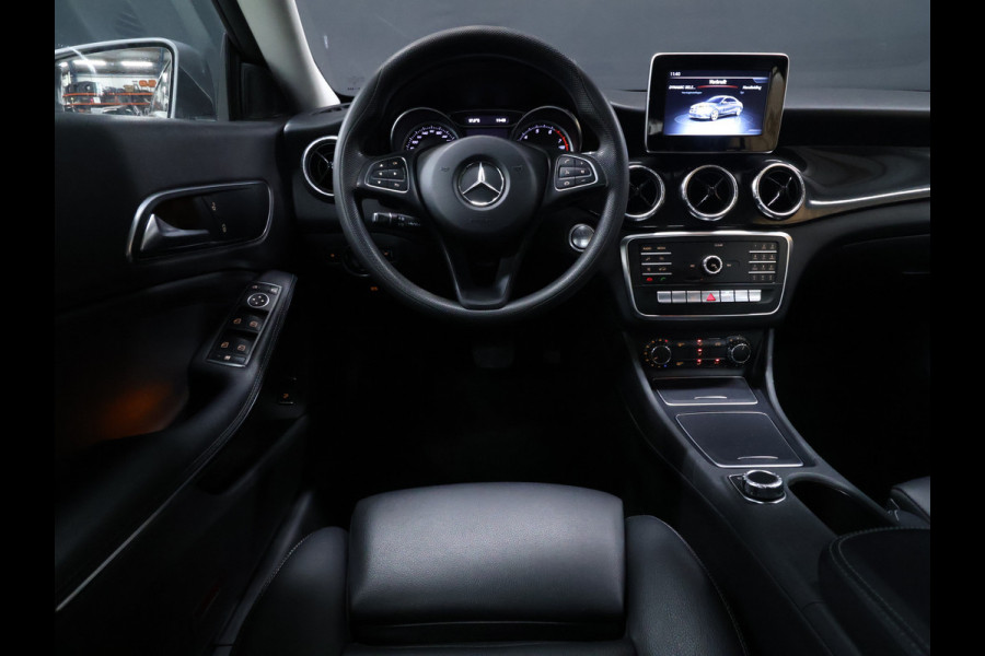Mercedes-Benz CLA-Klasse 180 AMG [APPLE CARPLAY, AMG VELG, LEDER INTERIEUR, CRUISE CONTROL, AUTOMATISCH DIMLICHT, SCHAKELFLIPPERS, NIEUWSTAAT]