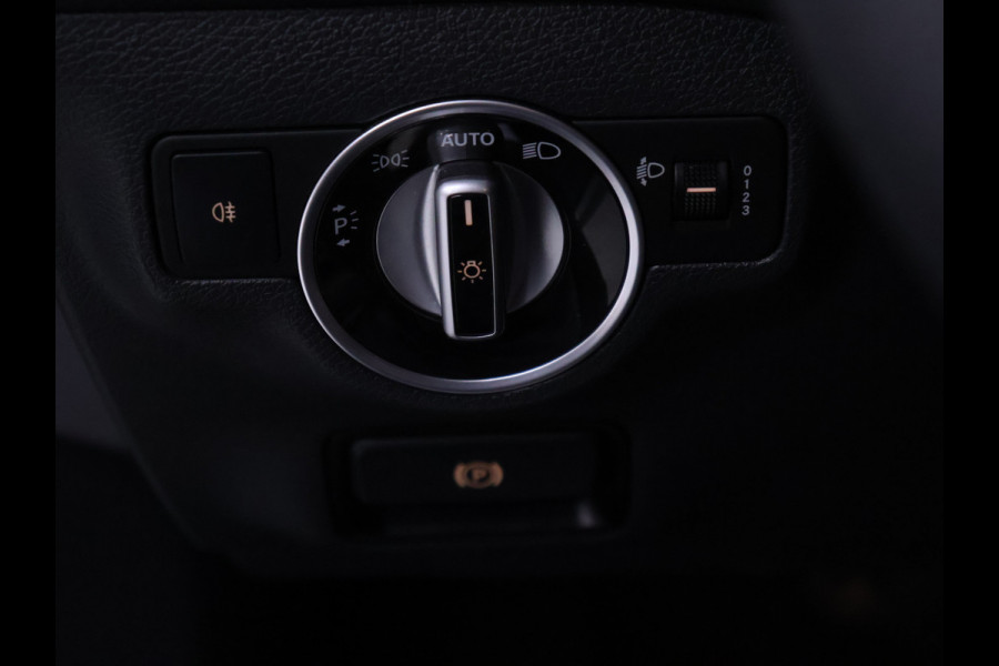 Mercedes-Benz CLA-Klasse 180 AMG [APPLE CARPLAY, AMG VELG, LEDER INTERIEUR, CRUISE CONTROL, AUTOMATISCH DIMLICHT, SCHAKELFLIPPERS, NIEUWSTAAT]