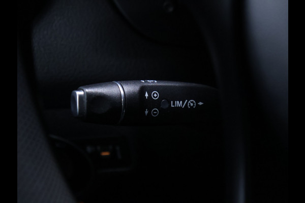 Mercedes-Benz CLA-Klasse 180 AMG [APPLE CARPLAY, AMG VELG, LEDER INTERIEUR, CRUISE CONTROL, AUTOMATISCH DIMLICHT, SCHAKELFLIPPERS, NIEUWSTAAT]