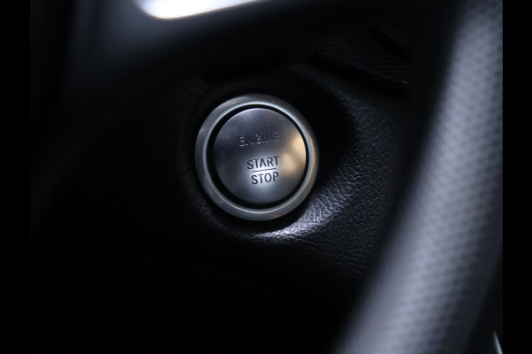 Mercedes-Benz CLA-Klasse 180 AMG [APPLE CARPLAY, AMG VELG, LEDER INTERIEUR, CRUISE CONTROL, AUTOMATISCH DIMLICHT, SCHAKELFLIPPERS, NIEUWSTAAT]