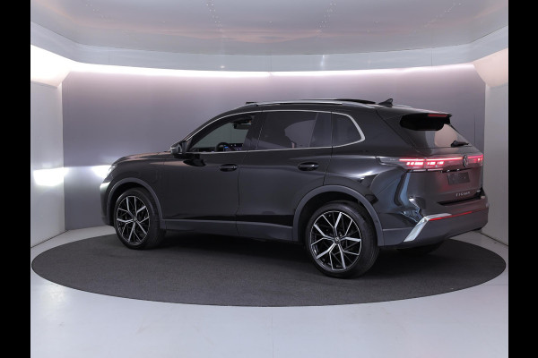 Volkswagen Tiguan 1.5 eHybrid Elegance 204 pk Automaat (DSG) | SOH 100% | Verlengde garantie | Navigatie | Panoramadak | Trekhaak (wegklapbaar) | Parkeersensoren (Park assist) | Rondomzicht camera | Stoelverwarming v/a |