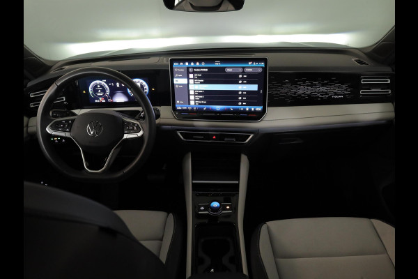 Volkswagen Tiguan 1.5 eHybrid Elegance 204 pk Automaat (DSG) | SOH 100% | Verlengde garantie | Navigatie | Panoramadak | Trekhaak (wegklapbaar) | Parkeersensoren (Park assist) | Rondomzicht camera | Stoelverwarming v/a |