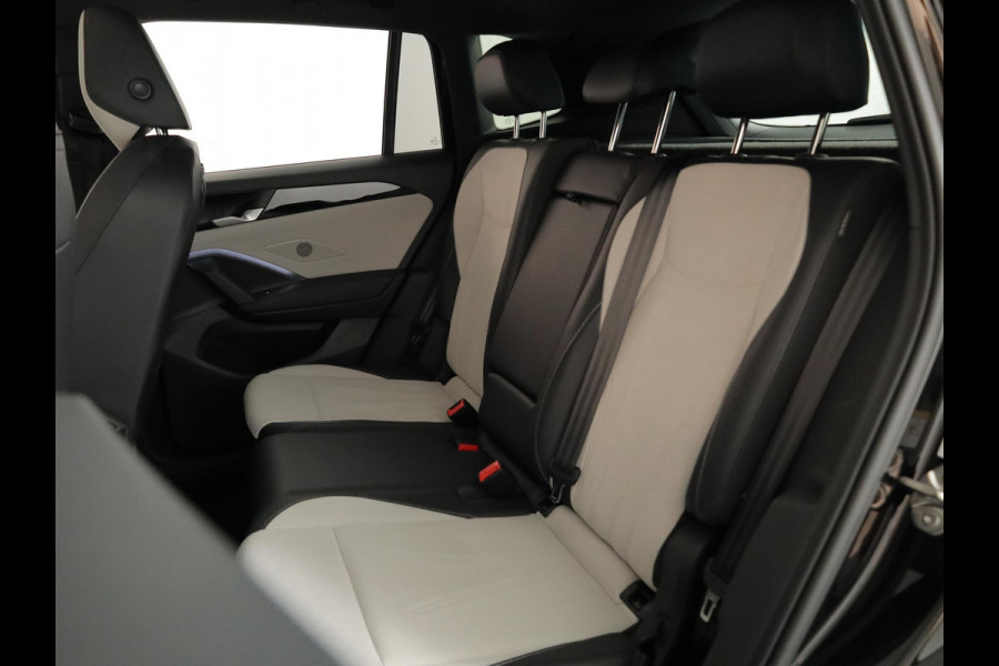 Volkswagen Tiguan 1.5 eHybrid Elegance 204 pk Automaat (DSG) | SOH 100% | Verlengde garantie | Navigatie | Panoramadak | Trekhaak (wegklapbaar) | Parkeersensoren (Park assist) | Rondomzicht camera | Stoelverwarming v/a |