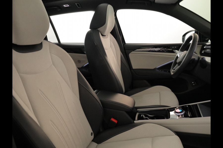 Volkswagen Tiguan 1.5 eHybrid Elegance 204 pk Automaat (DSG) | SOH 100% | Verlengde garantie | Navigatie | Panoramadak | Trekhaak (wegklapbaar) | Parkeersensoren (Park assist) | Rondomzicht camera | Stoelverwarming v/a |