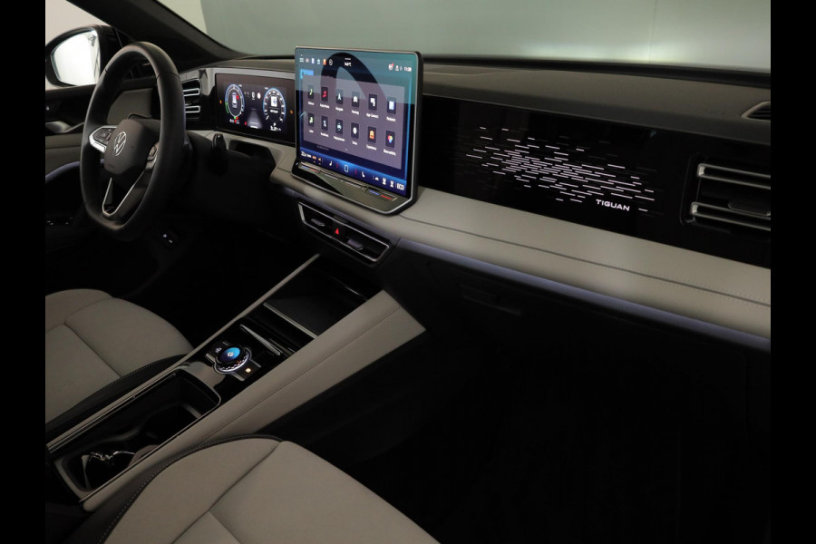 Volkswagen Tiguan 1.5 eHybrid Elegance 204 pk Automaat (DSG) | SOH 100% | Verlengde garantie | Navigatie | Panoramadak | Trekhaak (wegklapbaar) | Parkeersensoren (Park assist) | Rondomzicht camera | Stoelverwarming v/a |