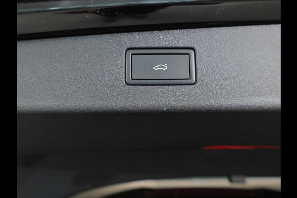 Volkswagen Tiguan 1.5 eHybrid Elegance 204 pk Automaat (DSG) | SOH 100% | Verlengde garantie | Navigatie | Panoramadak | Trekhaak (wegklapbaar) | Parkeersensoren (Park assist) | Rondomzicht camera | Stoelverwarming v/a |