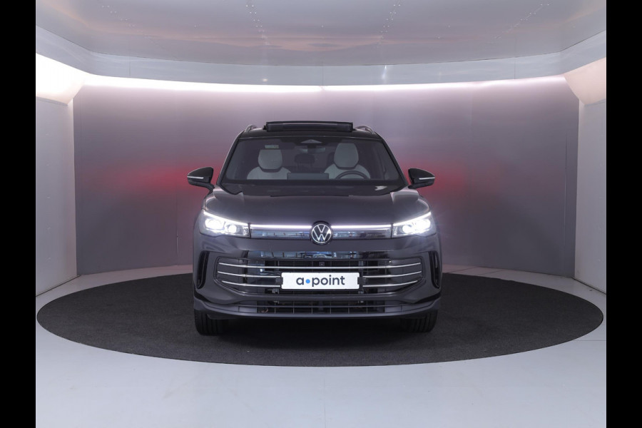 Volkswagen Tiguan 1.5 eHybrid Elegance 204 pk Automaat (DSG) | SOH 100% | Verlengde garantie | Navigatie | Panoramadak | Trekhaak (wegklapbaar) | Parkeersensoren (Park assist) | Rondomzicht camera | Stoelverwarming v/a |