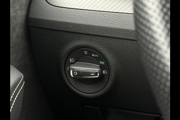 Škoda Superb Combi 1.4 TSI iV Sportline Business Panoramadak Adapt. Cruise LED Standkachel Trekhaak 19''LM