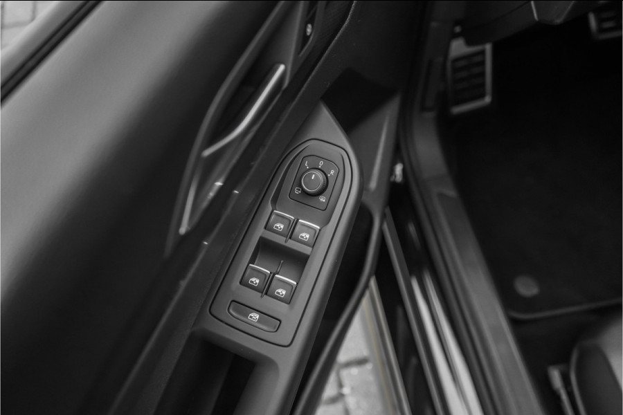 Volkswagen Golf 2.0 TSI GTI IQ Light ACC Stoelverw Camera 19"