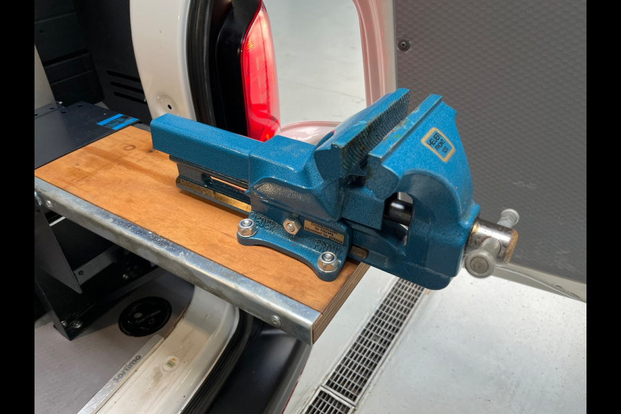 Volkswagen Transporter Automaat DSG Servicewagen 2.0 TDI 150pk L2H1 3Persoons Sortimo Inrichting, Airco, Navigatie, RIJKLAARPRIJS!