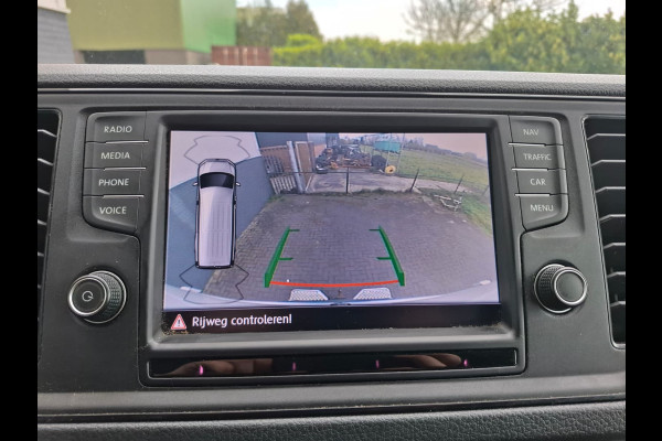 Volkswagen Crafter 35 2.0TDI 177pk! L3H3 EL Highline Trekhaak Camera Navi PDC-a+v Dab Treeplanken Schuifdeur Bluetooth EURO-6 CruiseControl Voorruitverwarming Betonplex-Vloer Wandbetimmering Aut.Verlichting Elek.Ramen/Spiegels Euro 6 Krachtige motor 177pk/410Nm zorgt voor 3.500 kg Trekgewicht!