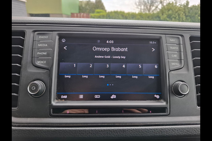 Volkswagen Crafter 35 2.0TDI 177pk! L3H3 EL Highline Trekhaak Camera Navi PDC-a+v Dab Treeplanken Schuifdeur Bluetooth EURO-6 CruiseControl Voorruitverwarming Betonplex-Vloer Wandbetimmering Aut.Verlichting Elek.Ramen/Spiegels Euro 6 Krachtige motor 177pk/410Nm zorgt voor 3.500 kg Trekgewicht!