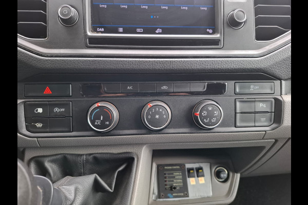 Volkswagen Crafter 35 2.0TDI 177pk! L3H3 EL Highline Trekhaak Camera Navi PDC-a+v Dab Treeplanken Schuifdeur Bluetooth EURO-6 CruiseControl Voorruitverwarming Betonplex-Vloer Wandbetimmering Aut.Verlichting Elek.Ramen/Spiegels Euro 6 Krachtige motor 177pk/410Nm zorgt voor 3.500 kg Trekgewicht!