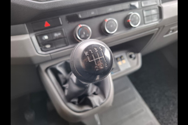 Volkswagen Crafter 35 2.0TDI 177pk! L3H3 EL Highline Trekhaak Camera Navi PDC-a+v Dab Treeplanken Schuifdeur Bluetooth EURO-6 CruiseControl Voorruitverwarming Betonplex-Vloer Wandbetimmering Aut.Verlichting Elek.Ramen/Spiegels Euro 6 Krachtige motor 177pk/410Nm zorgt voor 3.500 kg Trekgewicht!