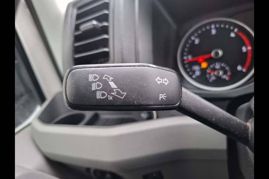 Volkswagen Crafter 35 2.0TDI 177pk! L3H3 EL Highline Trekhaak Camera Navi PDC-a+v Dab Treeplanken Schuifdeur Bluetooth EURO-6 CruiseControl Voorruitverwarming Betonplex-Vloer Wandbetimmering Aut.Verlichting Elek.Ramen/Spiegels Euro 6 Krachtige motor 177pk/410Nm zorgt voor 3.500 kg Trekgewicht!