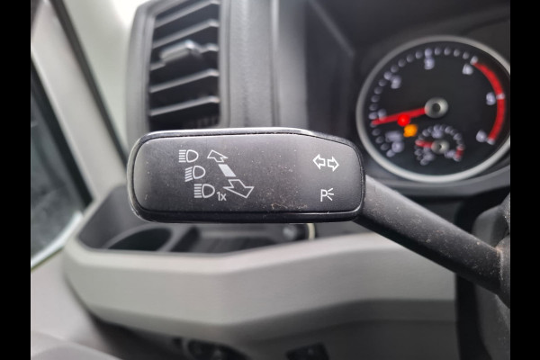 Volkswagen Crafter 35 2.0TDI 177pk! L3H3 EL Highline Trekhaak Camera Navi PDC-a+v Dab Treeplanken Schuifdeur Bluetooth EURO-6 CruiseControl Voorruitverwarming Betonplex-Vloer Wandbetimmering Aut.Verlichting Elek.Ramen/Spiegels Euro 6 Krachtige motor 177pk/410Nm zorgt voor 3.500 kg Trekgewicht!