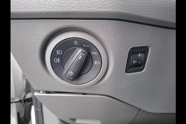 Volkswagen Crafter 35 2.0TDI 177pk! L3H3 EL Highline Trekhaak Camera Navi PDC-a+v Dab Treeplanken Schuifdeur Bluetooth EURO-6 CruiseControl Voorruitverwarming Betonplex-Vloer Wandbetimmering Aut.Verlichting Elek.Ramen/Spiegels Euro 6 Krachtige motor 177pk/410Nm zorgt voor 3.500 kg Trekgewicht!