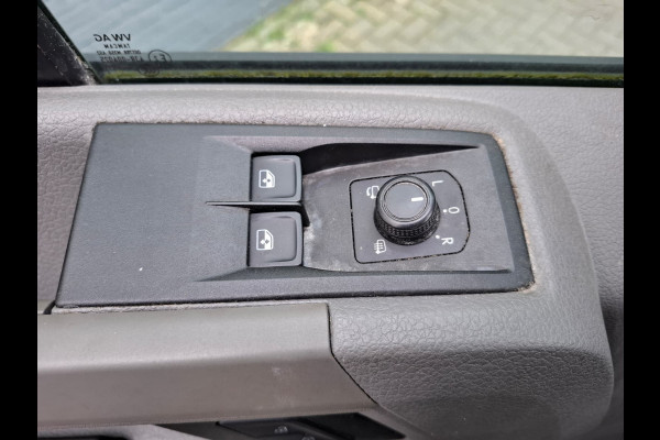 Volkswagen Crafter 35 2.0TDI 177pk! L3H3 EL Highline Trekhaak Camera Navi PDC-a+v Dab Treeplanken Schuifdeur Bluetooth EURO-6 CruiseControl Voorruitverwarming Betonplex-Vloer Wandbetimmering Aut.Verlichting Elek.Ramen/Spiegels Euro 6 Krachtige motor 177pk/410Nm zorgt voor 3.500 kg Trekgewicht!
