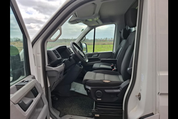 Volkswagen Crafter 35 2.0TDI 177pk! L3H3 EL Highline Trekhaak Camera Navi PDC-a+v Dab Treeplanken Schuifdeur Bluetooth EURO-6 CruiseControl Voorruitverwarming Betonplex-Vloer Wandbetimmering Aut.Verlichting Elek.Ramen/Spiegels Euro 6 Krachtige motor 177pk/410Nm zorgt voor 3.500 kg Trekgewicht!