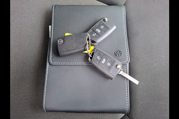 Volkswagen Crafter 35 2.0TDI 177pk! L3H3 EL Highline Trekhaak Camera Navi PDC-a+v Dab Treeplanken Schuifdeur Bluetooth EURO-6 CruiseControl Voorruitverwarming Betonplex-Vloer Wandbetimmering Aut.Verlichting Elek.Ramen/Spiegels Euro 6 Krachtige motor 177pk/410Nm zorgt voor 3.500 kg Trekgewicht!