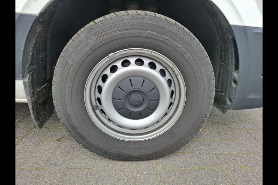 Volkswagen Crafter 35 2.0TDI 177pk! L3H3 EL Highline Trekhaak Camera Navi PDC-a+v Dab Treeplanken Schuifdeur Bluetooth EURO-6 CruiseControl Voorruitverwarming Betonplex-Vloer Wandbetimmering Aut.Verlichting Elek.Ramen/Spiegels Euro 6 Krachtige motor 177pk/410Nm zorgt voor 3.500 kg Trekgewicht!