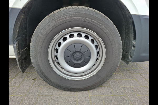 Volkswagen Crafter 35 2.0TDI 177pk! L3H3 EL Highline Trekhaak Camera Navi PDC-a+v Dab Treeplanken Schuifdeur Bluetooth EURO-6 CruiseControl Voorruitverwarming Betonplex-Vloer Wandbetimmering Aut.Verlichting Elek.Ramen/Spiegels Euro 6 Krachtige motor 177pk/410Nm zorgt voor 3.500 kg Trekgewicht!