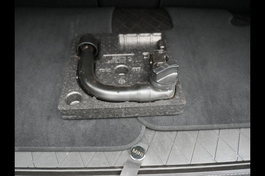 MINI Clubman 2.0 Cooper S John Cooper Works FACELIFT 179pk Dealer O.H | Panodak | Adaptive Cruise | Alcantara JCW Sportstoelen | Head Up | Harman Kardon | 19"L.M | Trekhaak Afn. | Camera | Keyless |