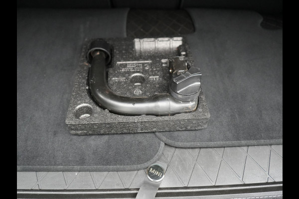 MINI Clubman 2.0 Cooper S John Cooper Works FACELIFT 179pk Dealer O.H | Panodak | Adaptive Cruise | Alcantara JCW Sportstoelen | Head Up | Harman Kardon | 19"L.M | Trekhaak Afn. | Camera | Keyless |