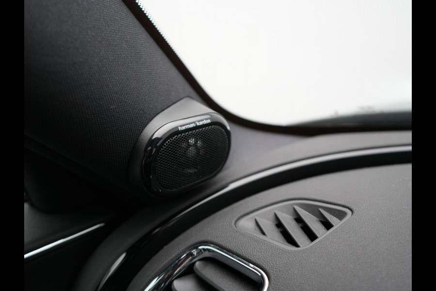 MINI Clubman 2.0 Cooper S John Cooper Works FACELIFT 179pk Dealer O.H | Panodak | Adaptive Cruise | Alcantara JCW Sportstoelen | Head Up | Harman Kardon | 19"L.M | Trekhaak Afn. | Camera | Keyless |