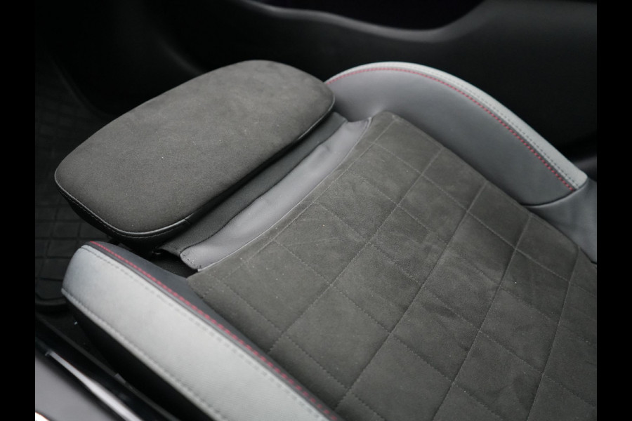 MINI Clubman 2.0 Cooper S John Cooper Works FACELIFT 179pk Dealer O.H | Panodak | Adaptive Cruise | Alcantara JCW Sportstoelen | Head Up | Harman Kardon | 19"L.M | Trekhaak Afn. | Camera | Keyless |