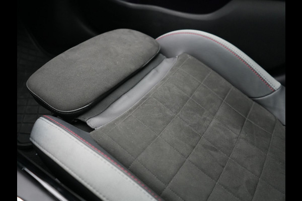 MINI Clubman 2.0 Cooper S John Cooper Works FACELIFT 179pk Dealer O.H | Panodak | Adaptive Cruise | Alcantara JCW Sportstoelen | Head Up | Harman Kardon | 19"L.M | Trekhaak Afn. | Camera | Keyless |