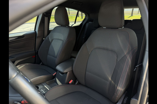 Ford Focus 1.5 ST Line X Business / Automaat / Carplay / Camera / Keyless / Sensoren V+A /