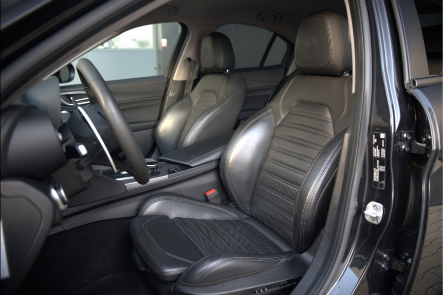 Alfa Romeo Giulia 2.0 T AWD Veloce Q4 | Harman Kardon | Stuurverwarming | Stoelverwarming | Memory Seat | Keyless | Adaptive Cruise Control | Camera | Navigatie | DNA | Leer | QV Velgen | Elektrische Stoelen | Dodehoek Detectie |