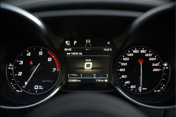 Alfa Romeo Giulia 2.0 T AWD Veloce Q4 | Harman Kardon | Stuurverwarming | Stoelverwarming | Memory Seat | Keyless | Adaptive Cruise Control | Camera | Navigatie | DNA | Leer | QV Velgen | Elektrische Stoelen | Dodehoek Detectie |